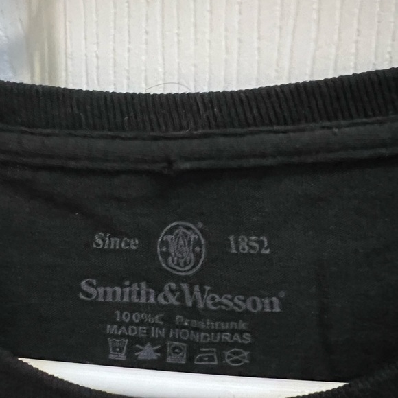 Women’s Preowned Smith & Wesson Black Tee w Guns and Roses - Picture 3 of 3